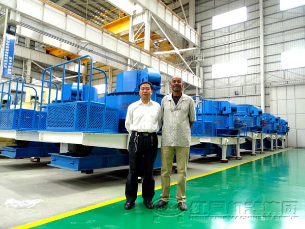 制砂機(jī)車(chē)間客戶合影