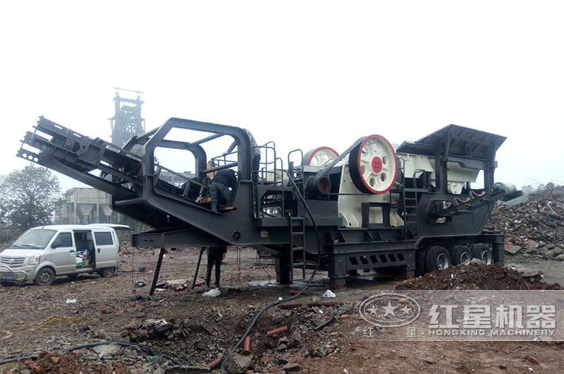 移動顎式破碎機現(xiàn)場