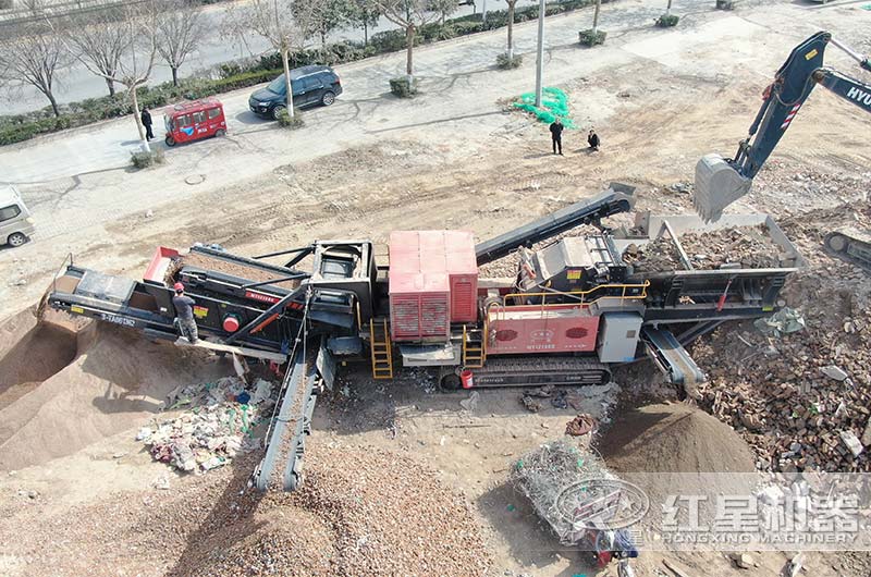 履帶移動(dòng)反擊破碎站作業(yè)現(xiàn)場