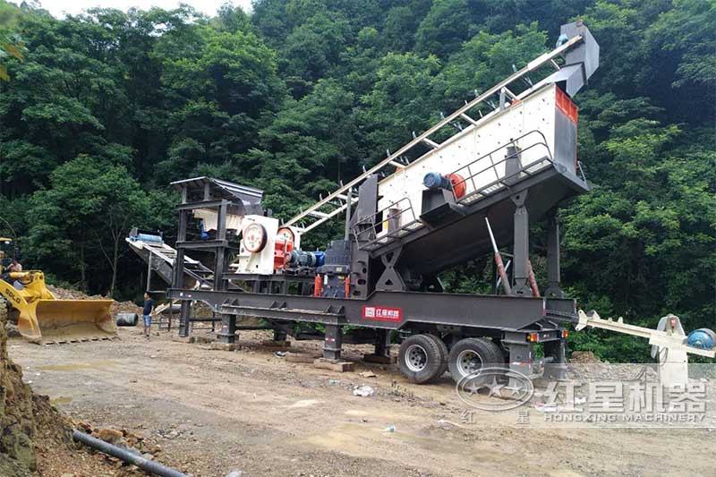 四合一移動(dòng)破碎機(jī)作業(yè)現(xiàn)場(chǎng) 四合一移動(dòng)破碎機(jī)作業(yè)現(xiàn)場(chǎng)