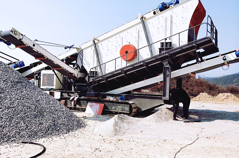 移動式破碎機現(xiàn)場 移動式破碎機現(xiàn)場