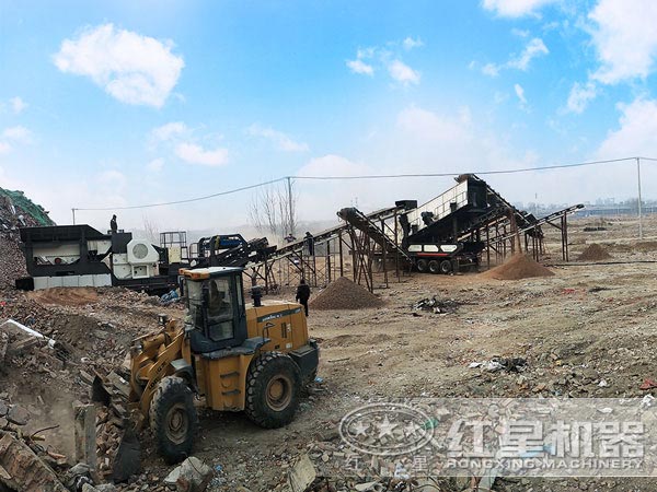 車(chē)載流動(dòng)磕石機(jī)破碎現(xiàn)場(chǎng)