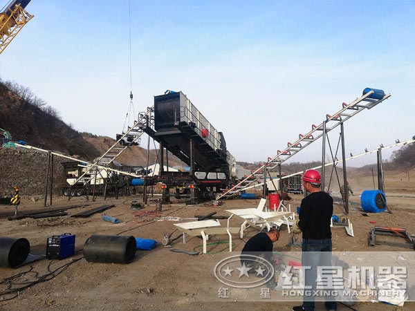 流動(dòng)石子粉碎機(jī)破碎現(xiàn)場(chǎng)