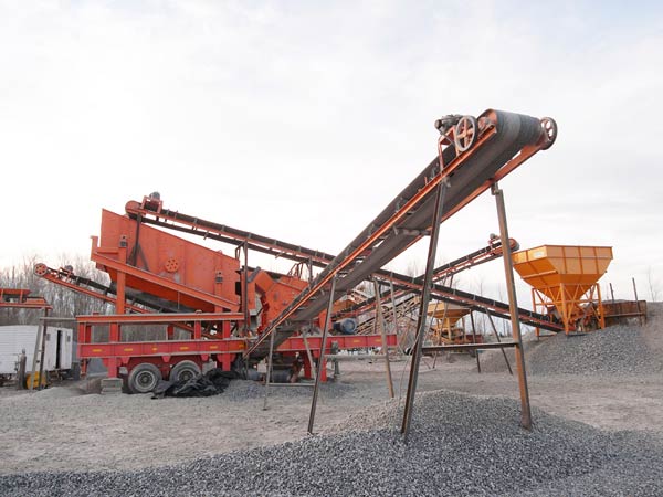 砂石骨料生產(chǎn)現(xiàn)場-車載移動制沙(砂)機 砂石骨料生產(chǎn)現(xiàn)場-車載移動制沙(砂)機