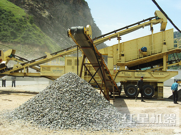 車載流動(dòng)石頭碎石機(jī)生產(chǎn)現(xiàn)場