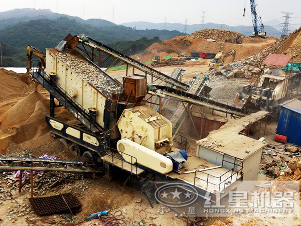 車載流動(dòng)石頭碎石機(jī)破碎現(xiàn)場