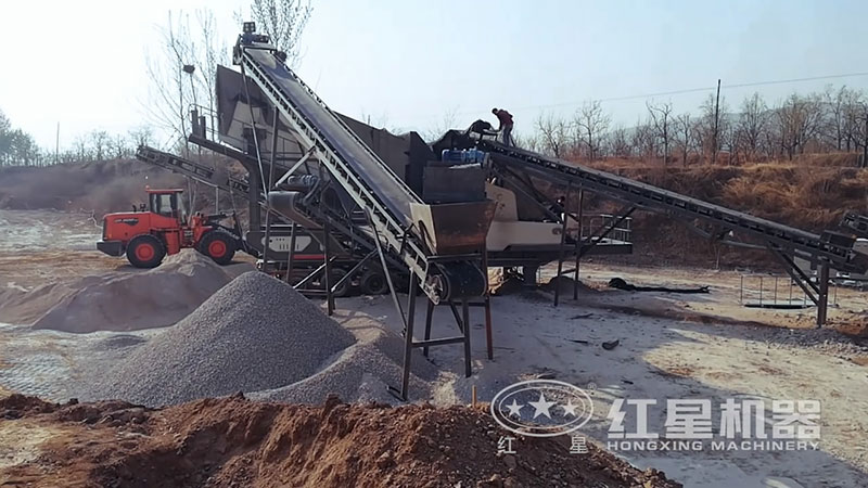 小型移動磕（破）石機作業(yè)現(xiàn)場