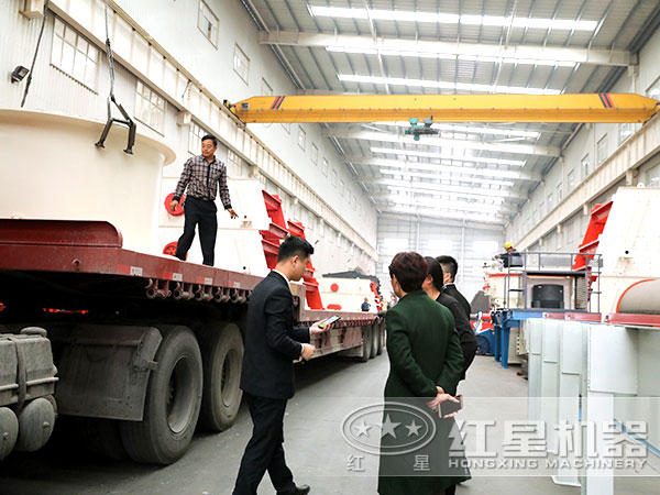 紅星技術(shù)人員帶用戶(hù)參觀生產(chǎn)車(chē)間