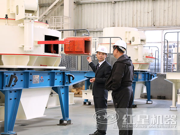 時產(chǎn)100噸制沙機用戶來廠參觀試機 時產(chǎn)100噸制沙機用戶來廠參觀試機