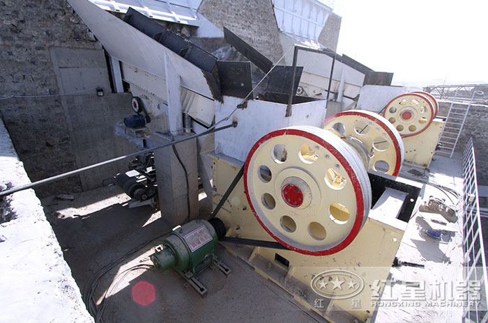 大型巖石破碎機(jī)作業(yè)現(xiàn)場(chǎng)