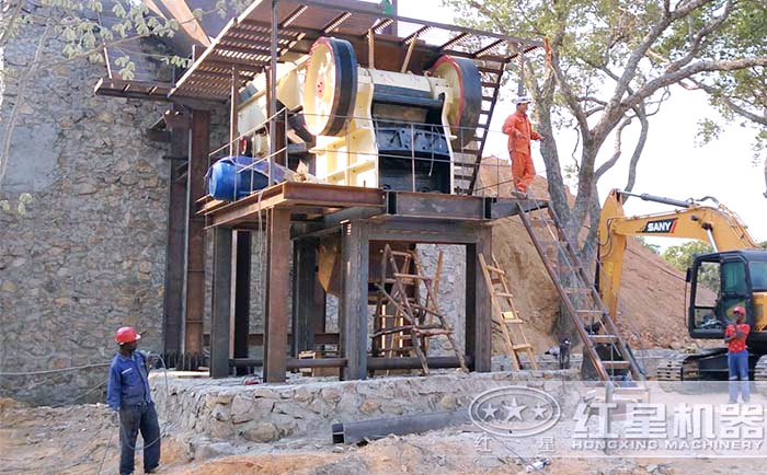 青石固定式破碎機(jī)安裝現(xiàn)場 青石固定式破碎機(jī)安裝現(xiàn)場