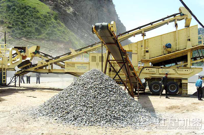 移動(dòng)破碎機(jī)現(xiàn)場(chǎng)作業(yè) 移動(dòng)破碎機(jī)現(xiàn)場(chǎng)作業(yè)