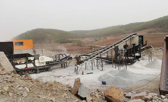 青石移動石子碎石機現(xiàn)場作業(yè)圖