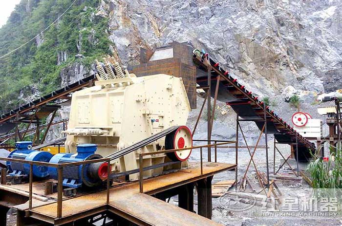 反擊式碎石機作業(yè)現(xiàn)場 反擊式碎石機作業(yè)現(xiàn)場