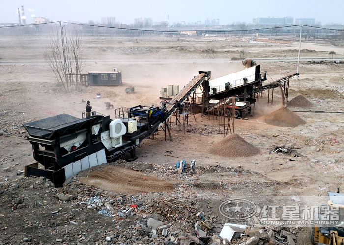 移動式破碎機生產(chǎn)作業(yè)現(xiàn)場 移動式破碎機生產(chǎn)作業(yè)現(xiàn)場