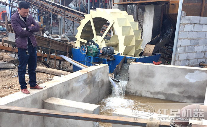 輪斗式撈沙機(jī)現(xiàn)場(chǎng)作業(yè)圖