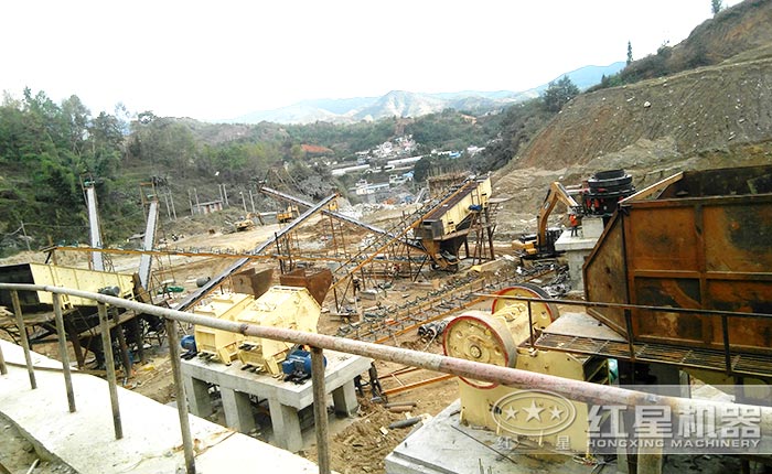 固定式破碎機生產(chǎn)作業(yè)現(xiàn)場 固定式破碎機生產(chǎn)作業(yè)現(xiàn)場