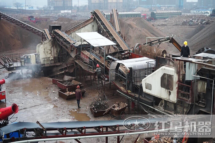 小型混凝土塊移動破碎機作業(yè)現(xiàn)場 小型混凝土塊移動破碎機作業(yè)現(xiàn)場