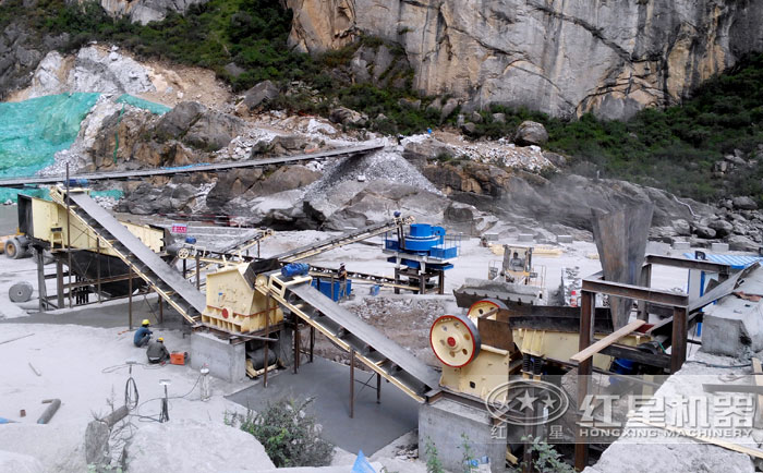 柴油機(jī)動力破碎石子機(jī)作業(yè)現(xiàn)場