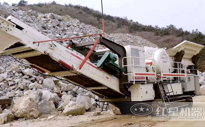 履帶移動式粉碎機作業(yè)現(xiàn)場
