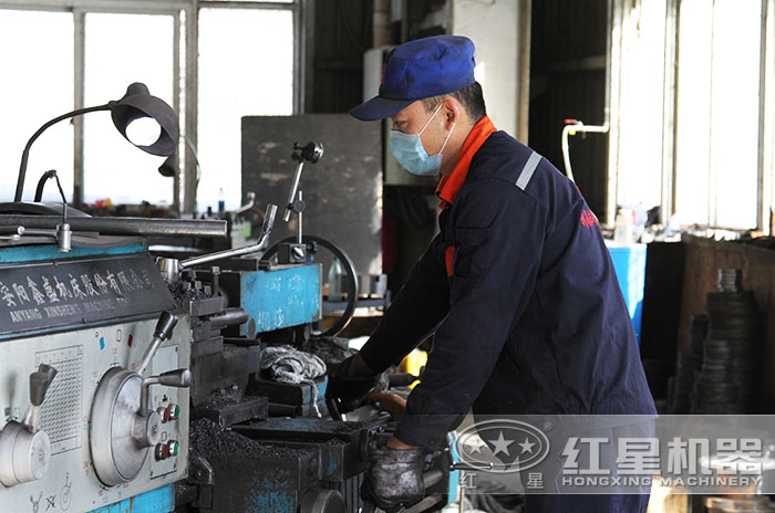 紅星機(jī)器專業(yè)技術(shù)人員現(xiàn)場作業(yè)