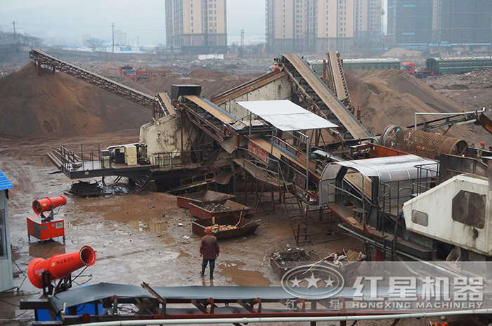 不擾民無污染的移動(dòng)石子破碎機(jī)作業(yè)現(xiàn)場(chǎng) 不擾民無污染的移動(dòng)石子破碎機(jī)作業(yè)現(xiàn)場(chǎng)