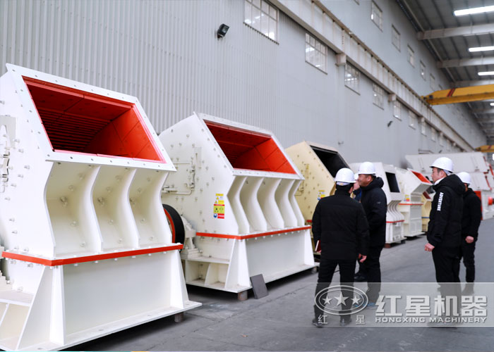 用戶(hù)參觀到廠(chǎng)錘式破碎機(jī)