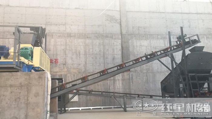 紅星對輥式碎石機(jī)室內(nèi)作業(yè)現(xiàn)場 紅星對輥式碎石機(jī)室內(nèi)作業(yè)現(xiàn)場