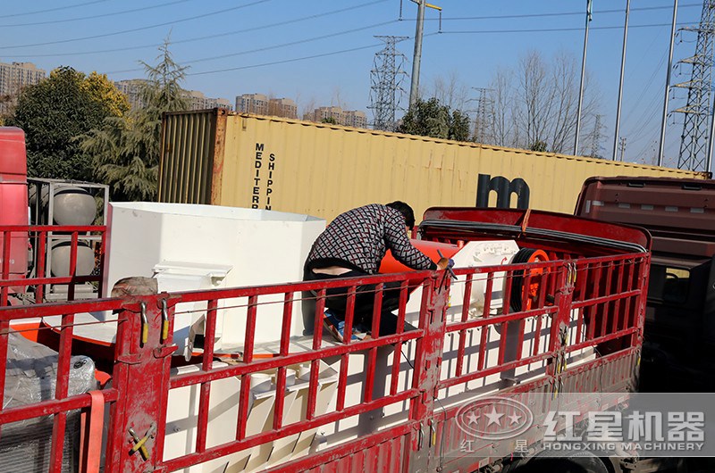 紅星機器石頭制砂機現(xiàn)場發(fā)貨 紅星機器石頭制砂機現(xiàn)場發(fā)貨