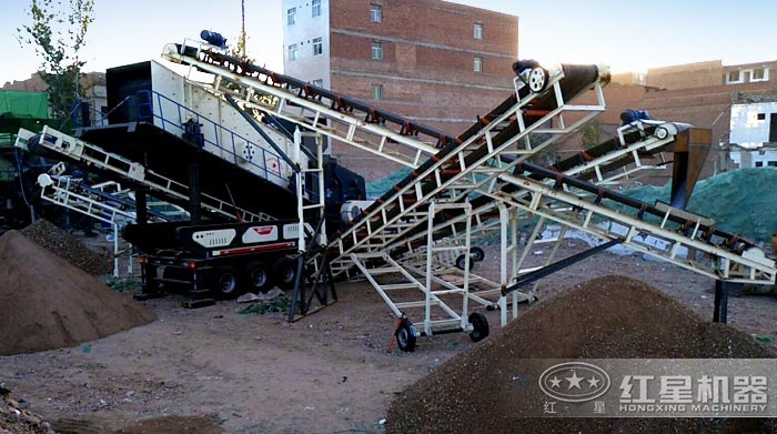 客戶的移動建筑垃圾粉碎機施工現(xiàn)場 客戶的移動建筑垃圾粉碎機施工現(xiàn)場