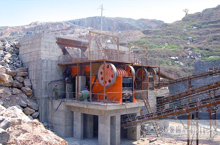 時產(chǎn)100噸小型石頭粉碎機作業(yè)現(xiàn)場 時產(chǎn)100噸小型石頭粉碎機作業(yè)現(xiàn)場