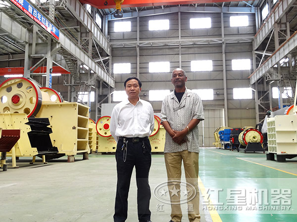 客戶到廠區(qū)參觀設(shè)備 客戶到廠區(qū)參觀設(shè)備