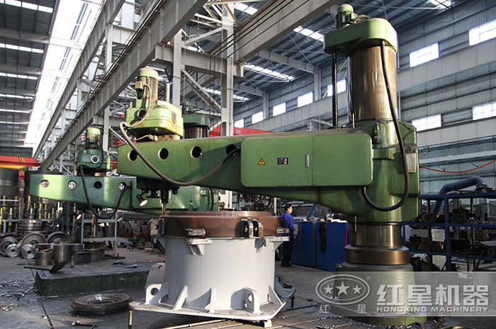 紅星機器專業(yè)化、智能化的圓錐破生產(chǎn)加工車間