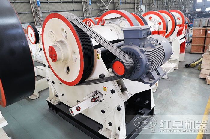 顎式破碎機(jī)設(shè)備生產(chǎn)車間