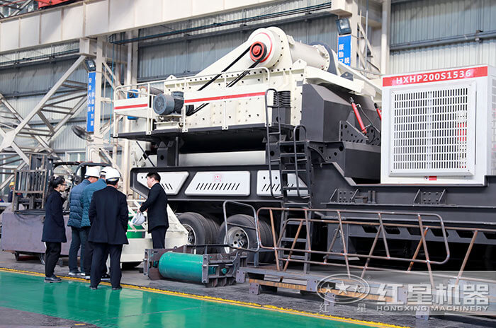 專(zhuān)業(yè)技術(shù)人員為客戶(hù)現(xiàn)場(chǎng)介紹合適設(shè)備