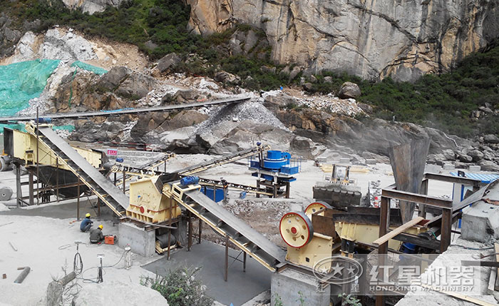 完整的機(jī)制砂生產(chǎn)線加工現(xiàn)場(chǎng) 完整的機(jī)制砂生產(chǎn)線加工現(xiàn)場(chǎng)
