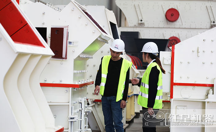 客戶到紅星機器廠區(qū)參觀考察設(shè)備
