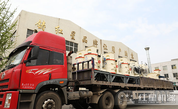 小型復(fù)合式碎石機發(fā)貨現(xiàn)場