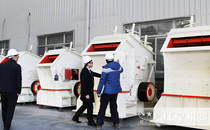 客戶(hù)到紅星機(jī)器廠區(qū)參觀考察反擊式破碎機(jī)