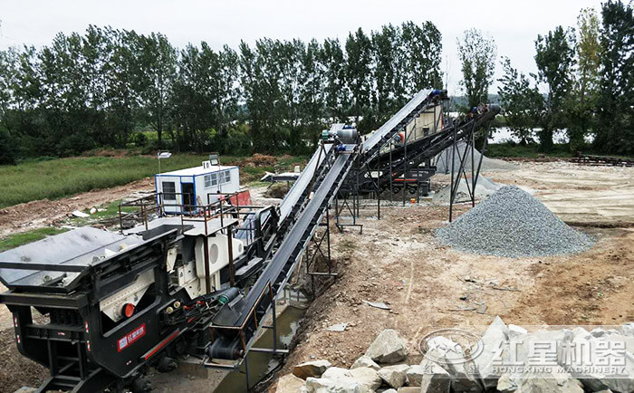 武漢客戶的流動顎式破碎機(jī)現(xiàn)場作業(yè) 武漢客戶的流動顎式破碎機(jī)現(xiàn)場作業(yè)