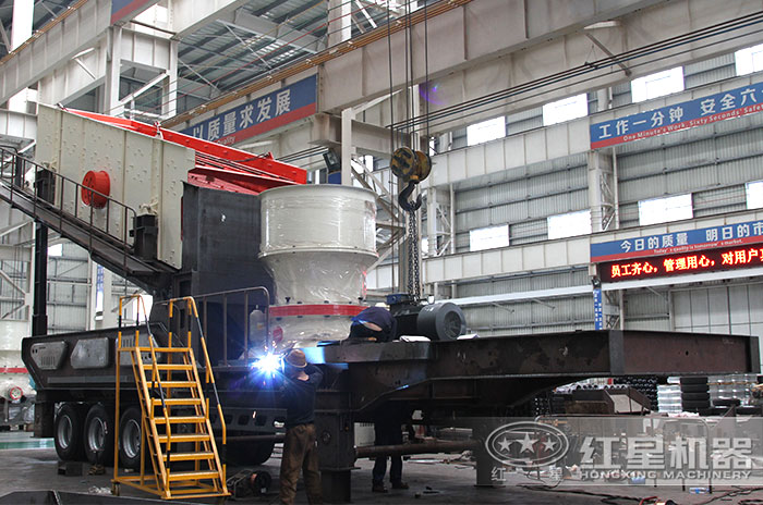 紅星技術(shù)工程師為用戶定制移動(dòng)式碎石機(jī)（配置圓錐破）
