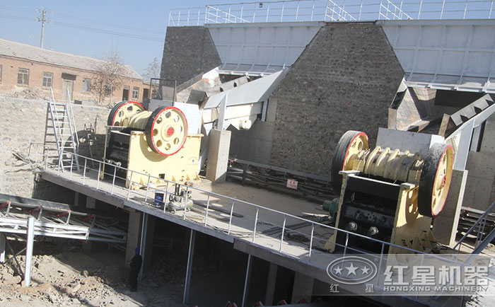 顎式柴油破碎機加工現(xiàn)場 顎式柴油破碎機加工現(xiàn)場