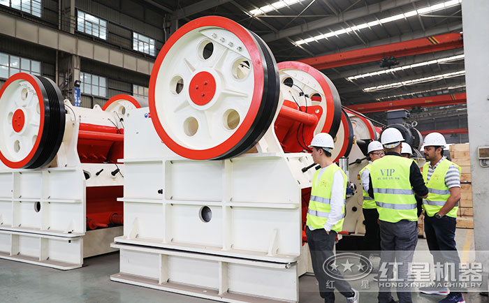 客戶到紅星機器現(xiàn)場參觀德版顎式破碎機 客戶到紅星機器現(xiàn)場參觀德版顎式破碎機