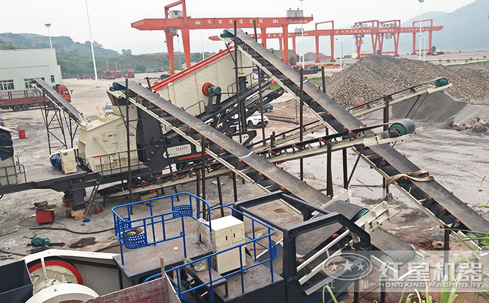 兩臺移動破碎機聯(lián)合作業(yè)生產沙子