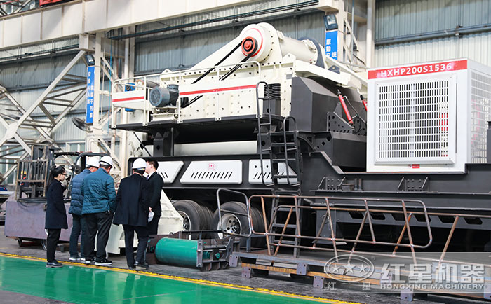 客戶到紅星機(jī)器廠區(qū)參觀考察設(shè)備 客戶到紅星機(jī)器廠區(qū)參觀考察設(shè)備