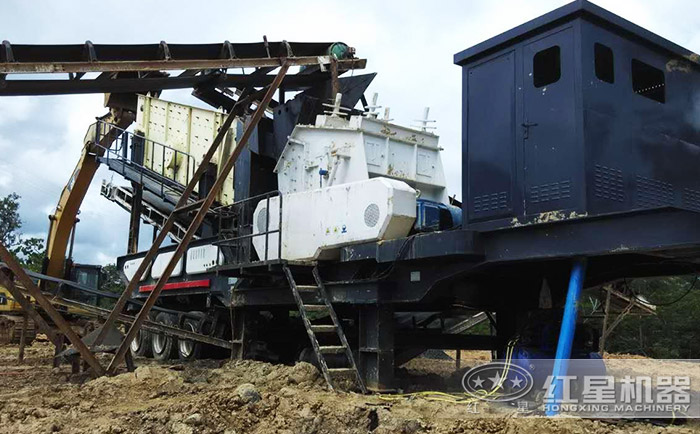 反擊式移動石子機械加工現(xiàn)場 反擊式移動石子機械加工現(xiàn)場