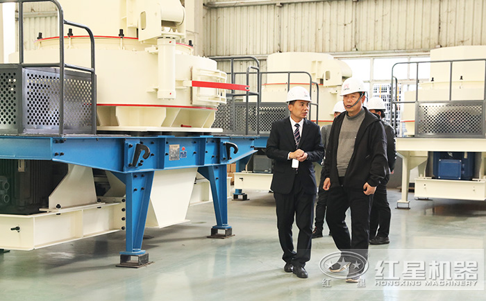 客戶到紅星機(jī)器廠區(qū)參觀考察人造沙設(shè)備 客戶到紅星機(jī)器廠區(qū)參觀考察人造沙設(shè)備