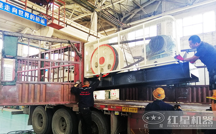 紅星機(jī)器大型液壓對(duì)輥機(jī)發(fā)貨現(xiàn)場(chǎng) 紅星機(jī)器大型液壓對(duì)輥機(jī)發(fā)貨現(xiàn)場(chǎng)