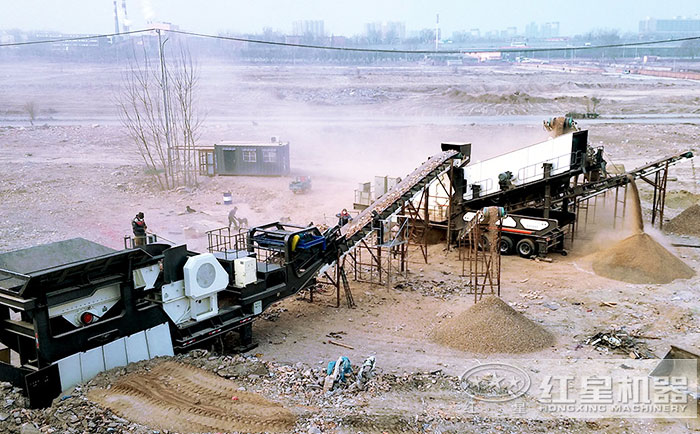 移動(dòng)破碎設(shè)備現(xiàn)場(chǎng)作業(yè) 移動(dòng)破碎設(shè)備現(xiàn)場(chǎng)作業(yè)