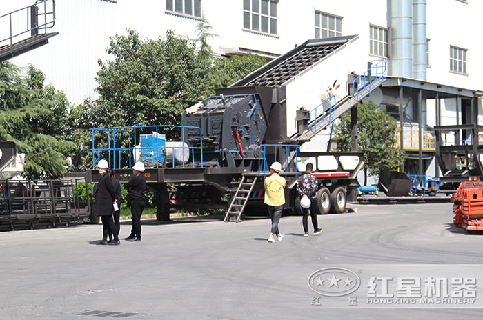 客戶到紅星機器廠家參觀考察移動破碎機